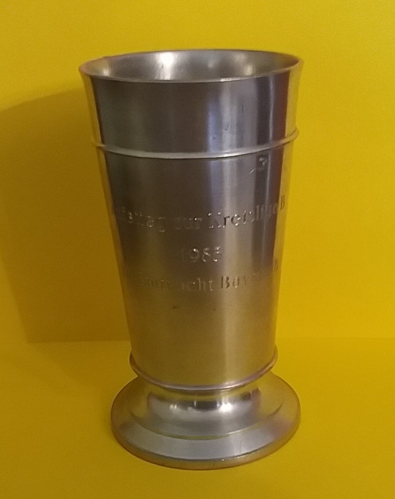 Zinnbecher zum Aufstieg in die Kreisliga B 1985, Detailansicht