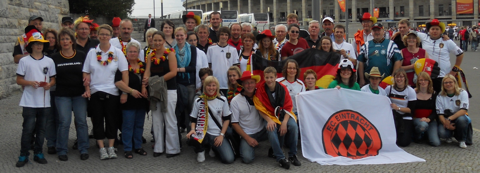 Die Eintracht-Reisegruppe bei der Fahrt zur Frauen-WM-Eröffnung in Berlin