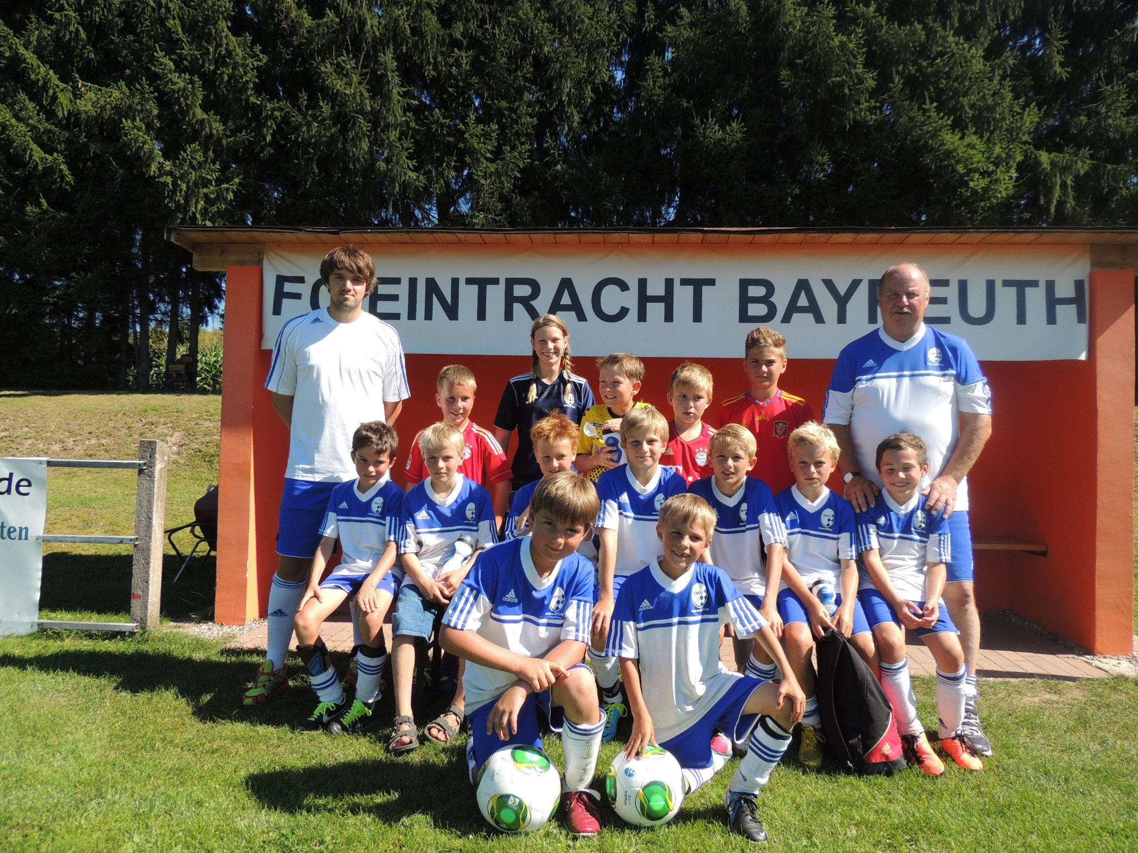 Teilnehmer der Ferien-Fußballschule auf dem Eintracht-Sportgelände