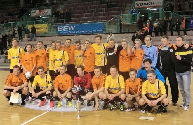 Die Finalisten gemischt nach der Siegerehrung, Hallenfußball-Stadtmeisterschaft 2014