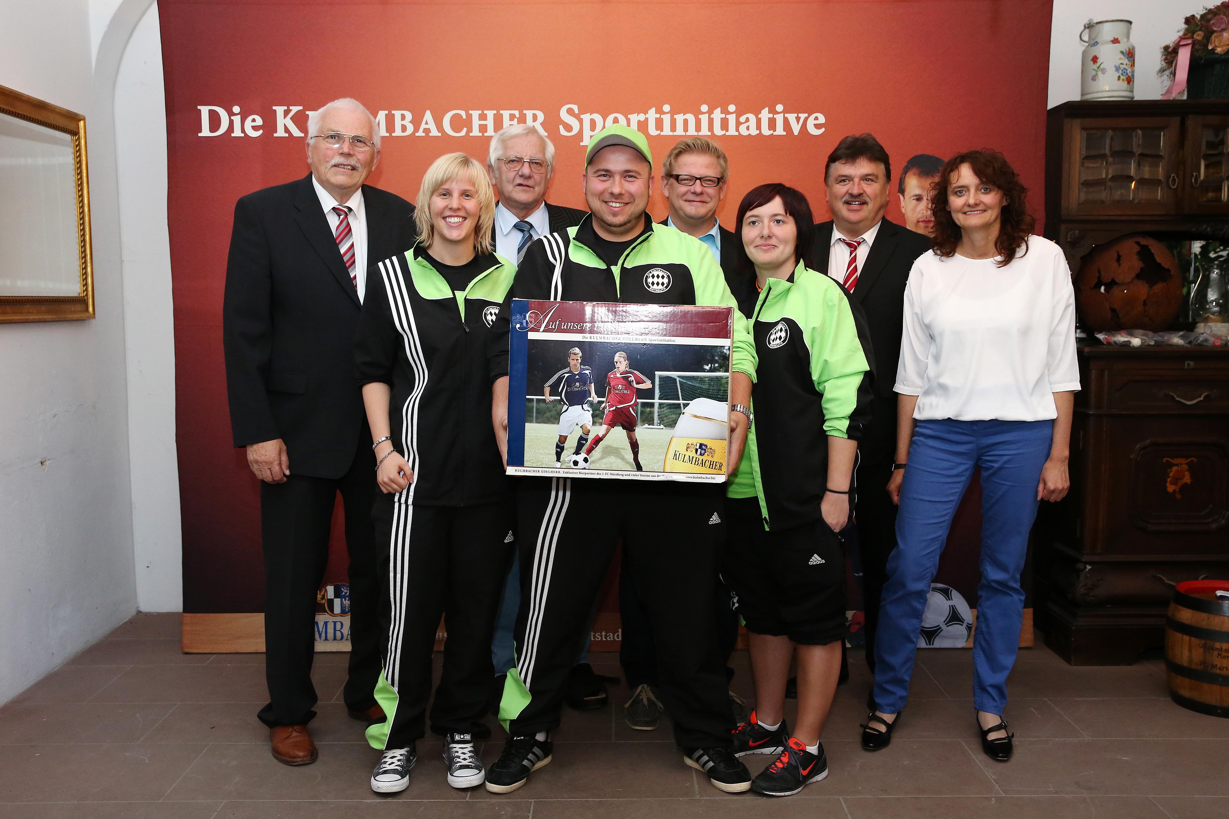 Die Damenmannschaft des FC Eintracht Bayreuth bei der Übergabe des neuen Trikotsatzes