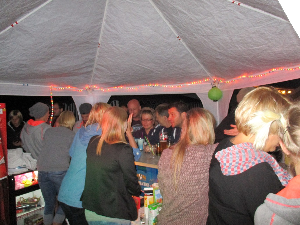 An der Open-Air-Bar der Eintracht-Kerwa