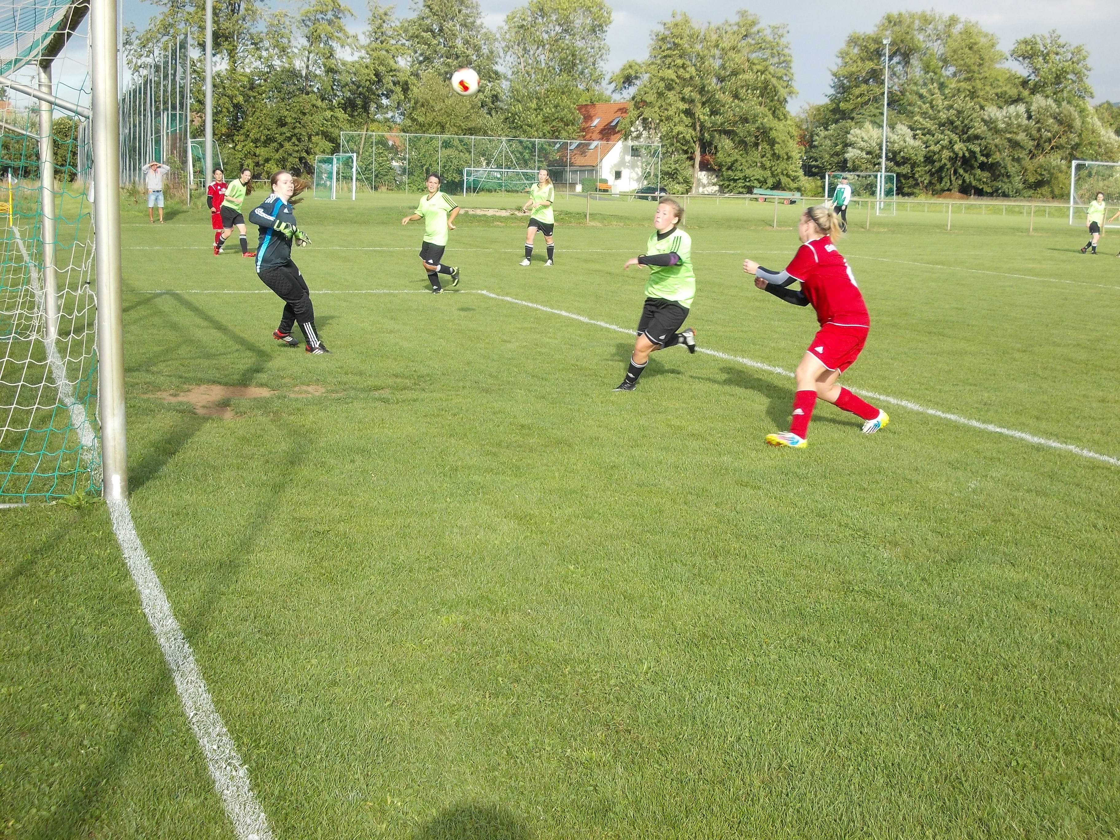 Flanke Jessica, Kopfball Denise - das 2:0 in der 80. Minute