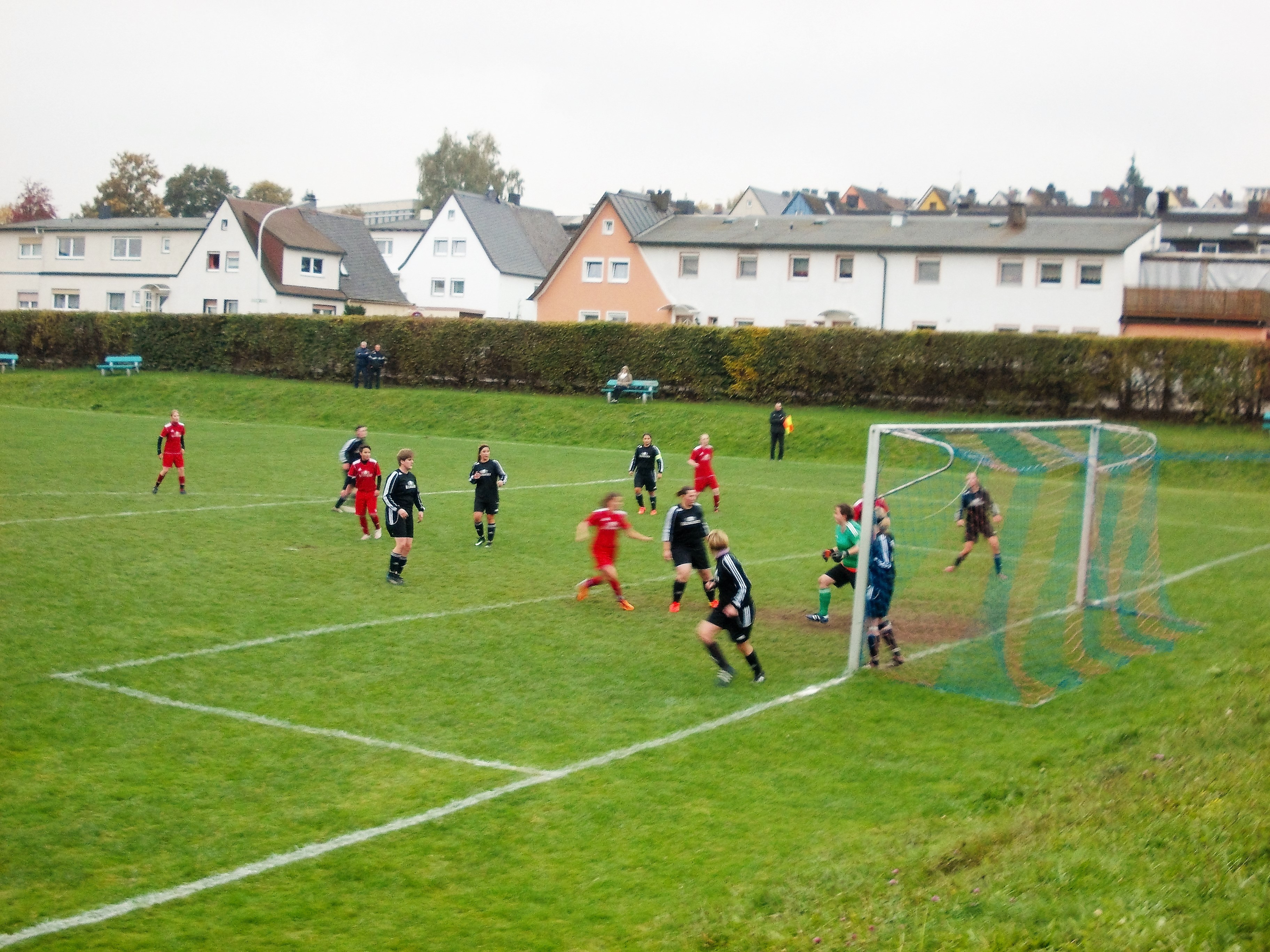 Torgefahr vor dem Kasten des ASV Wunsiedel beim 6:1 der Eintracht-Damen