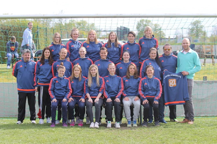 Die Eintracht-Damen in den neuen Adidas-Hoodies von Gebelein Immobilien