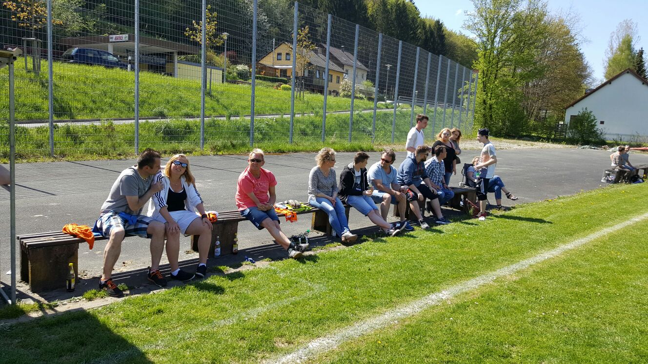 Die Fans genießen das Wetter beim Auswärtsspiel in Waischenfeld