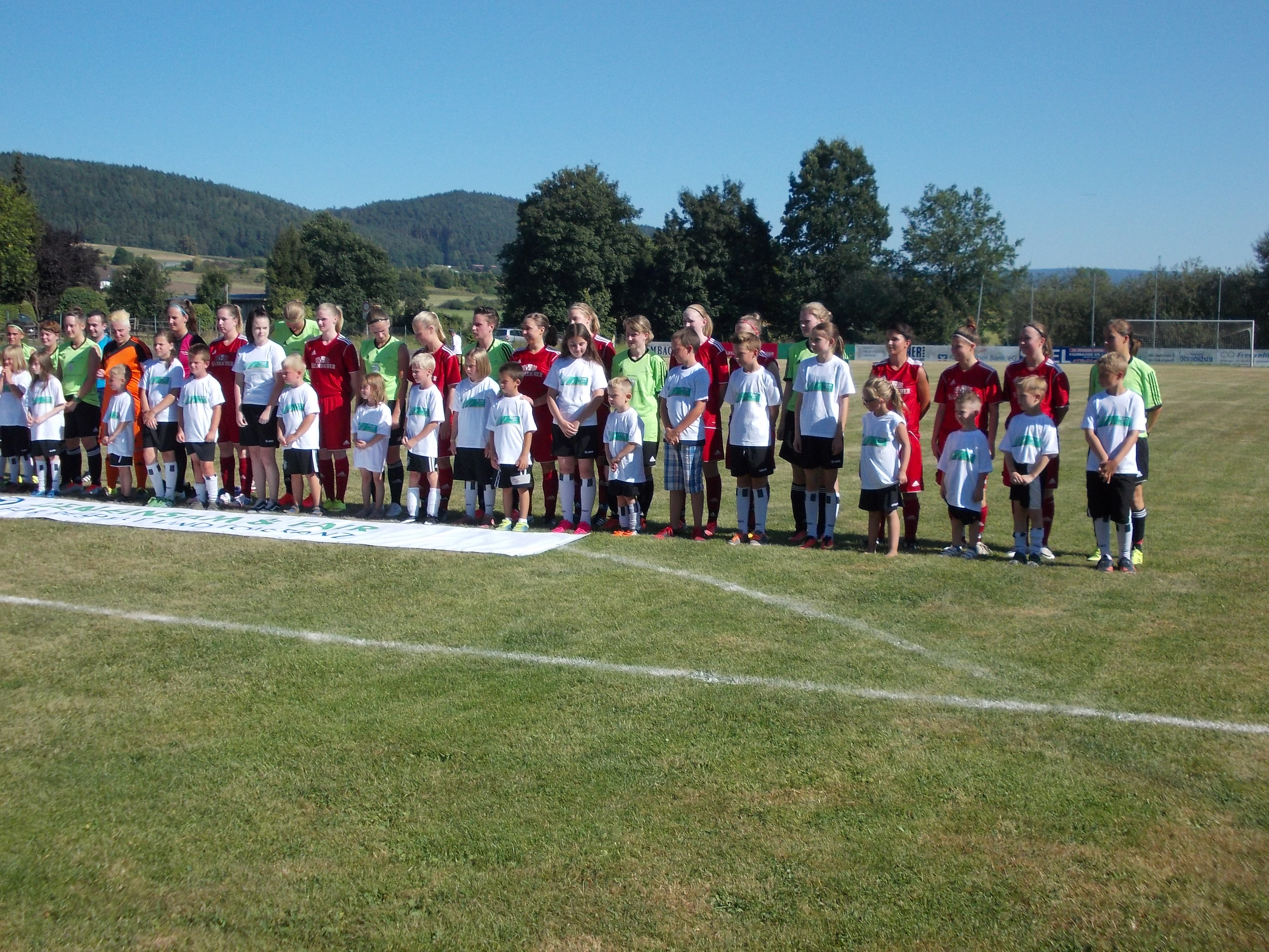 Beide Mannschaften mit den Einlaufkindern beim Eröffnungsspiel in Himmelkron