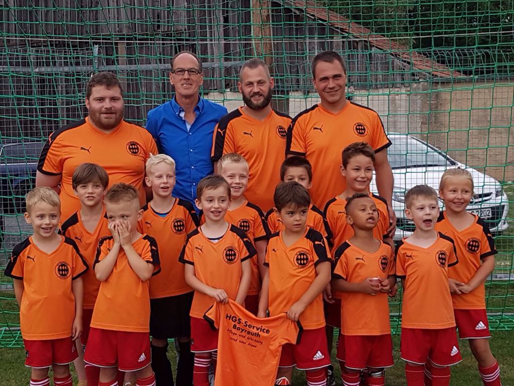 Eintracht F-Jugend mit neuen T-Shirts ausgestattet