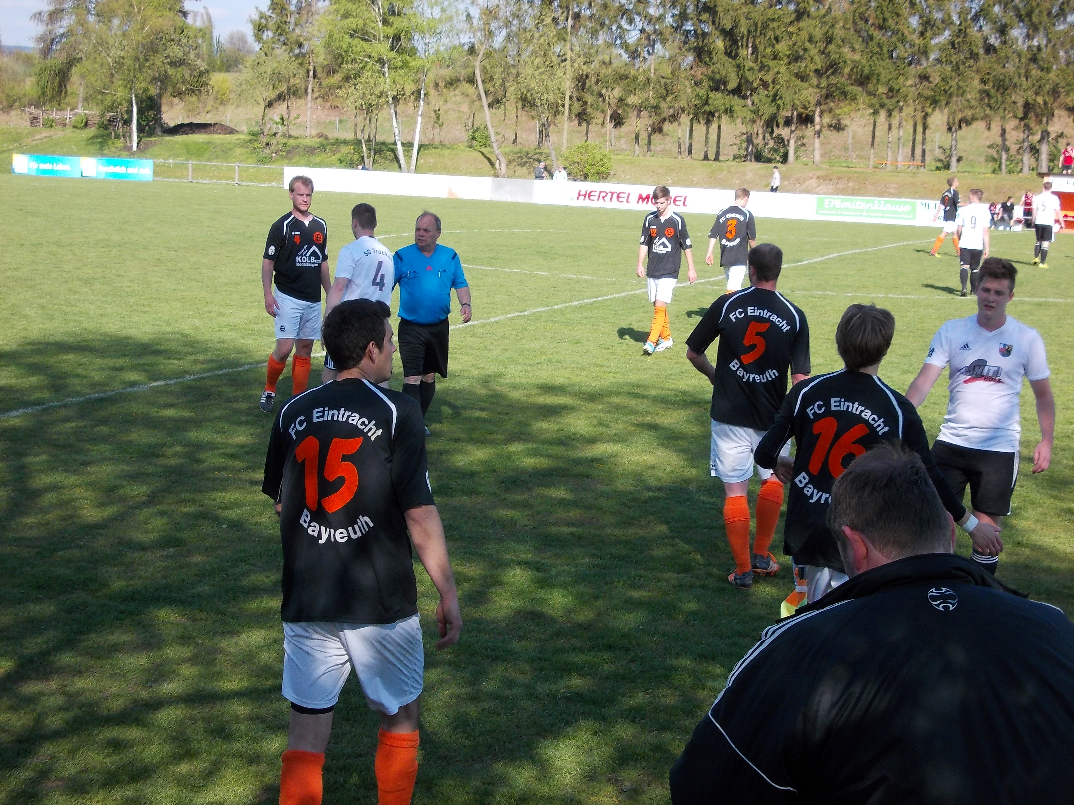 Sportliche Gesten nach dem 3:0 gegen die SG Trockau