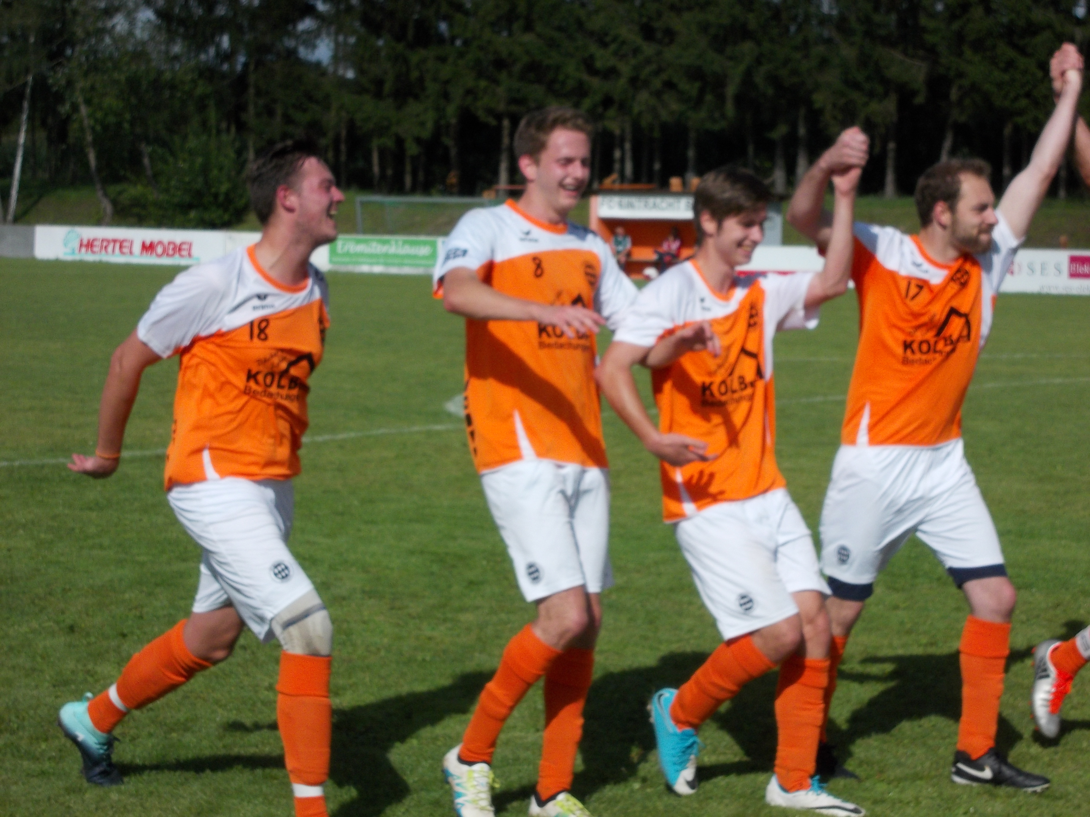 Großer Jubel der 1. Mannschaft nach dem Abpfiff gegen den TSV Donndorf-Eckersdorf