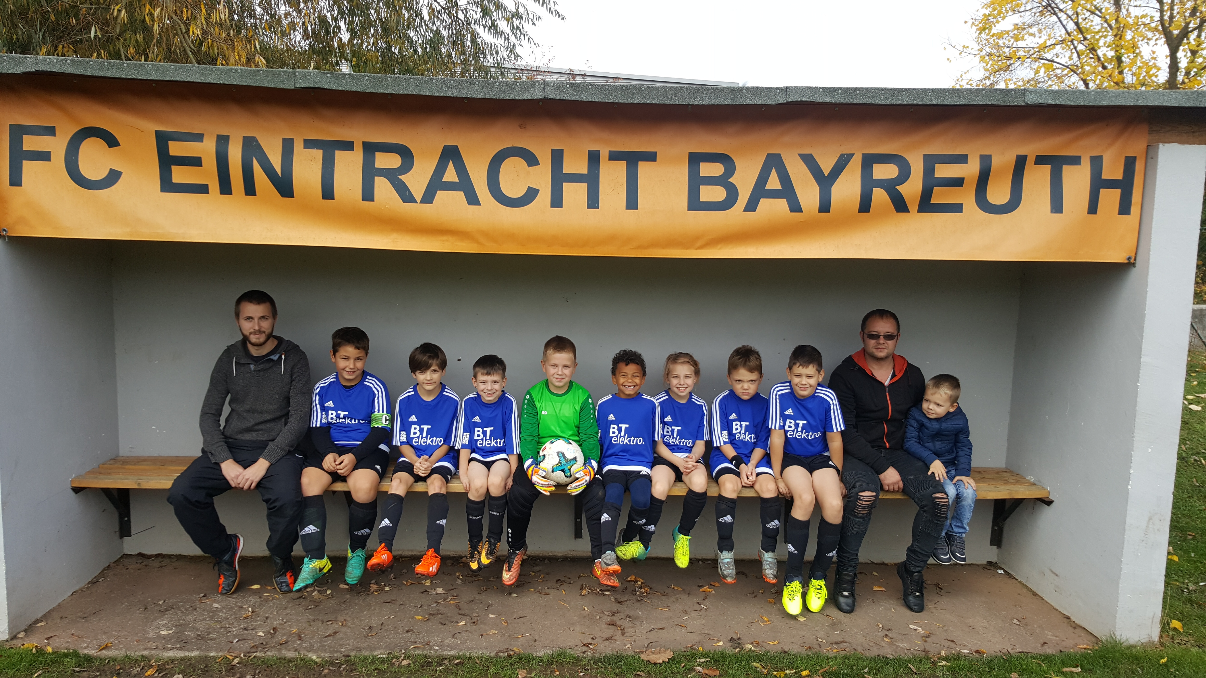 Unsere F-Jugend in neuen Trikots