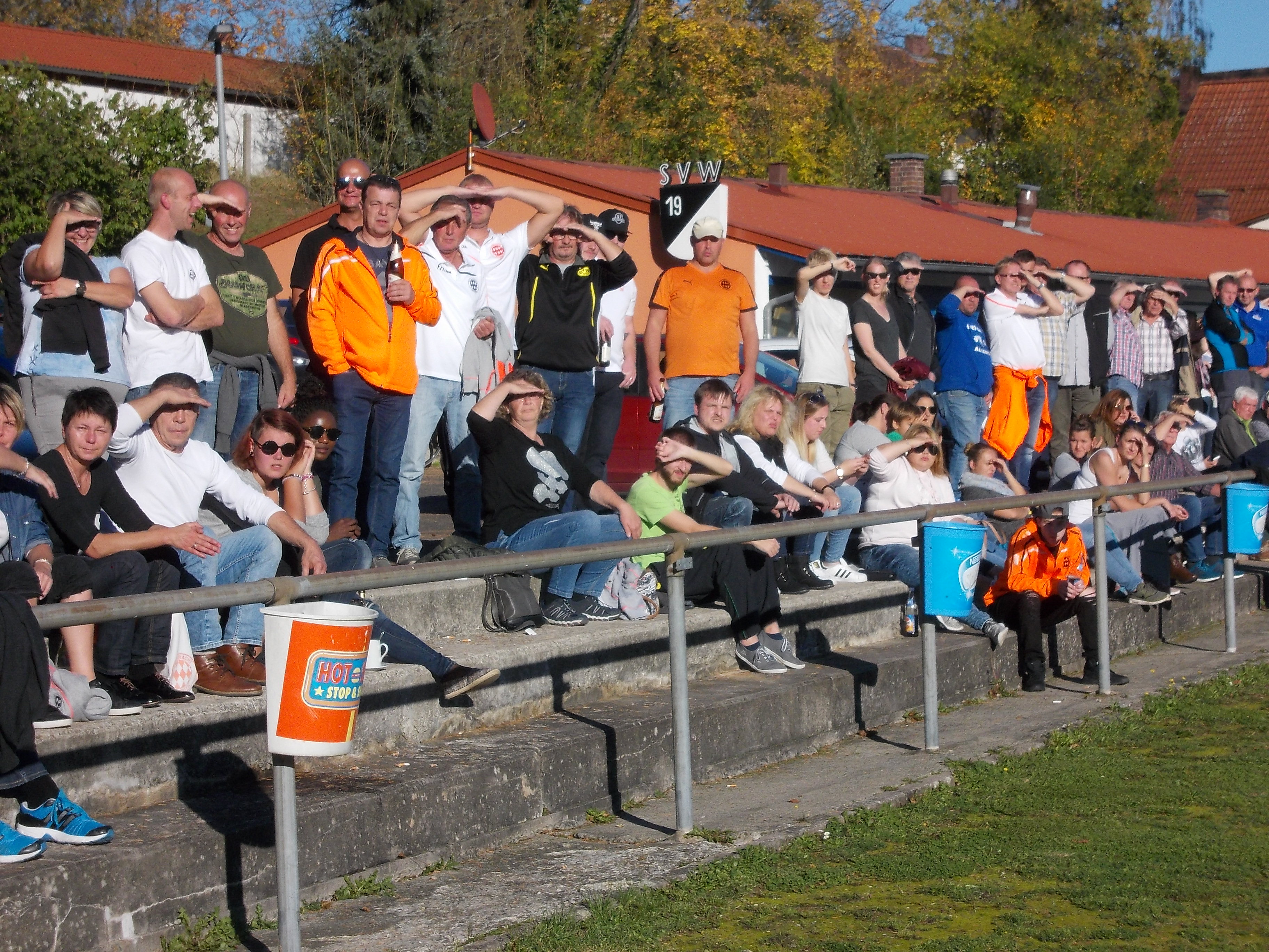 Die Fans des FC Eintracht Bayreuth beim Auswaertsspiel in Weidenberg
