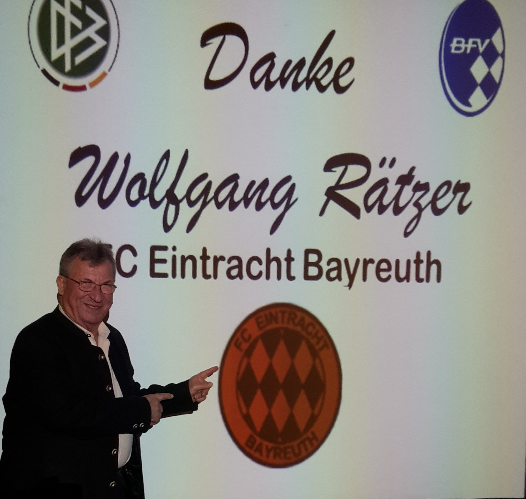 Wolfgang Rätzer mit der DFB-Sonderehrung