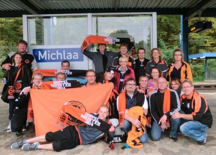 Abklatschen mit den über zwanzig Fans am Maindamm in Michelau