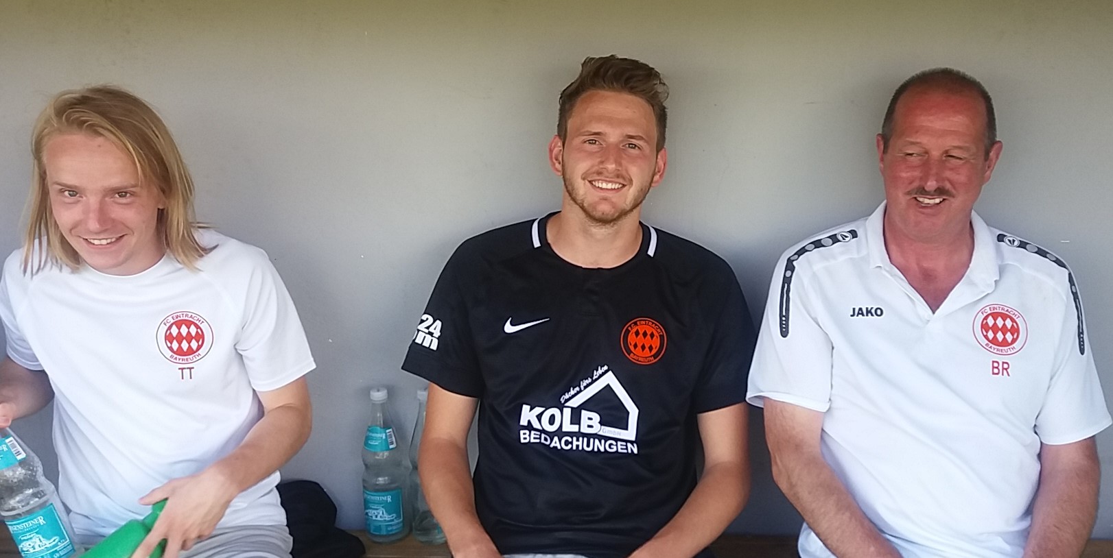 Tobias Tietze, Jan Freisinger und Betreuer Bernd Reingruber waren schon vor Abpfiff freudig gestimmt