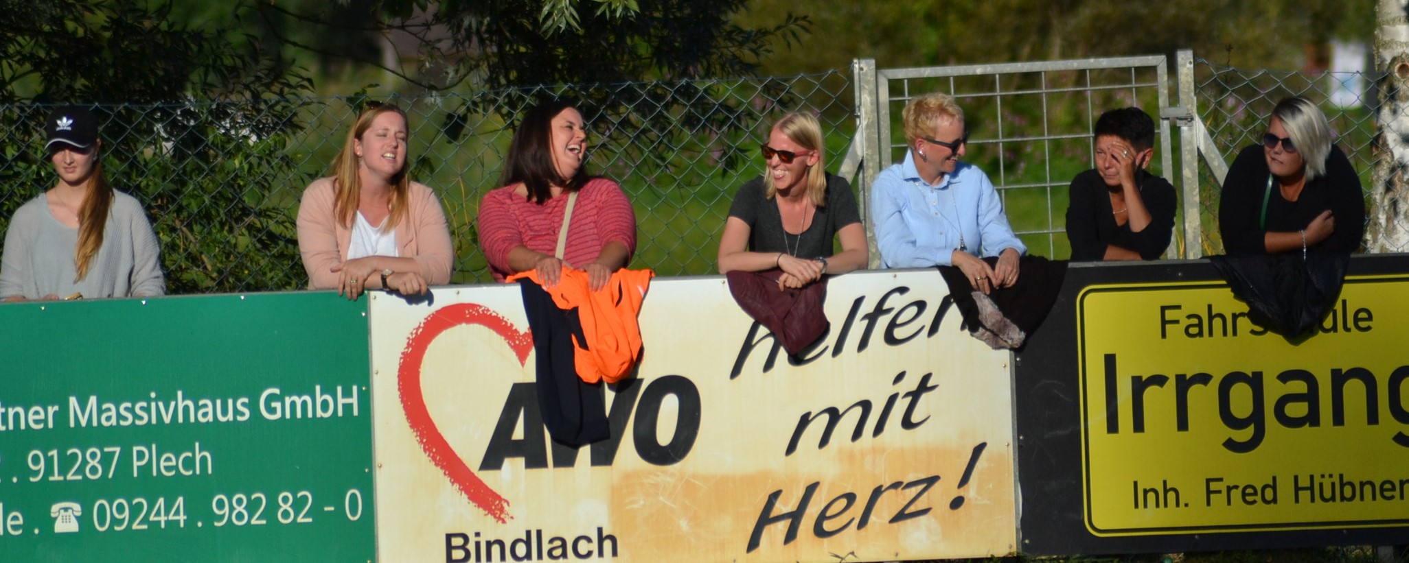 Fans des FC Eintracht Bayreuth fiebern beim Spiel beim SV Ramsenthal mit