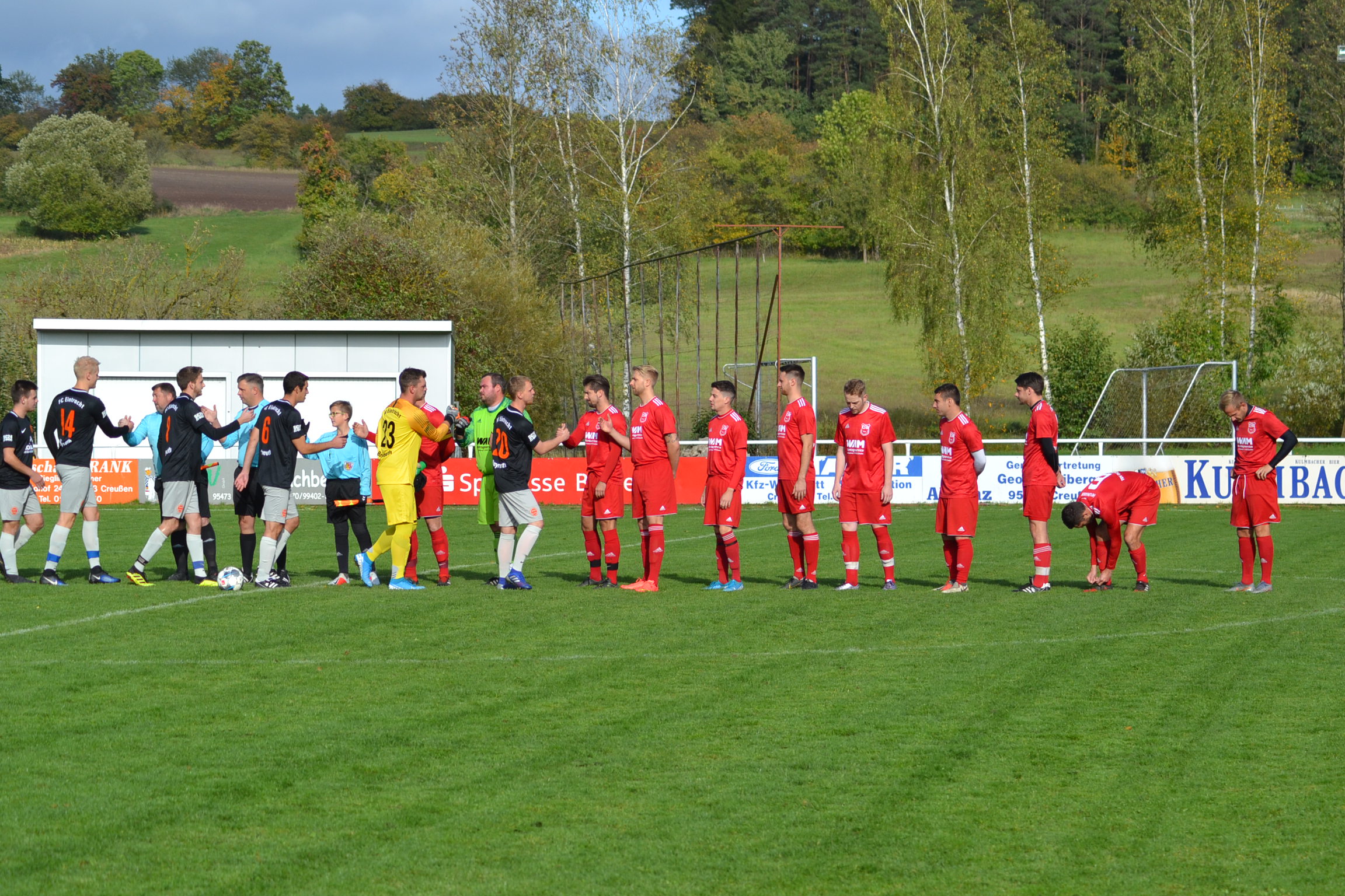 Begrüßung vor dem Auswärtsspiel des FC Eintracht Bayreuth beim TSV Engelmannsreuth