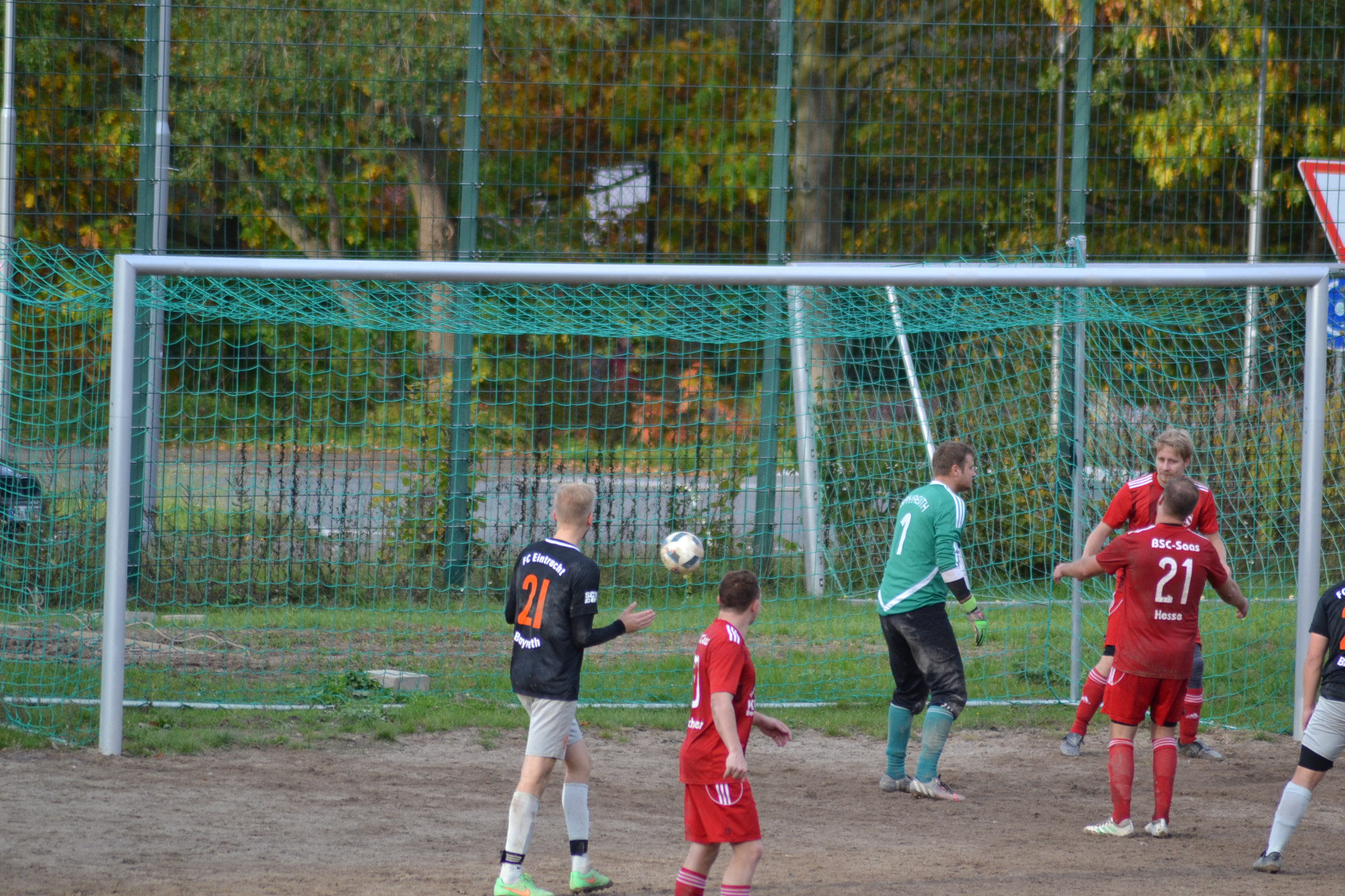 . . . allerdings unterläuft ihm in der Nachspielzeit das Eigentor zum Endstand