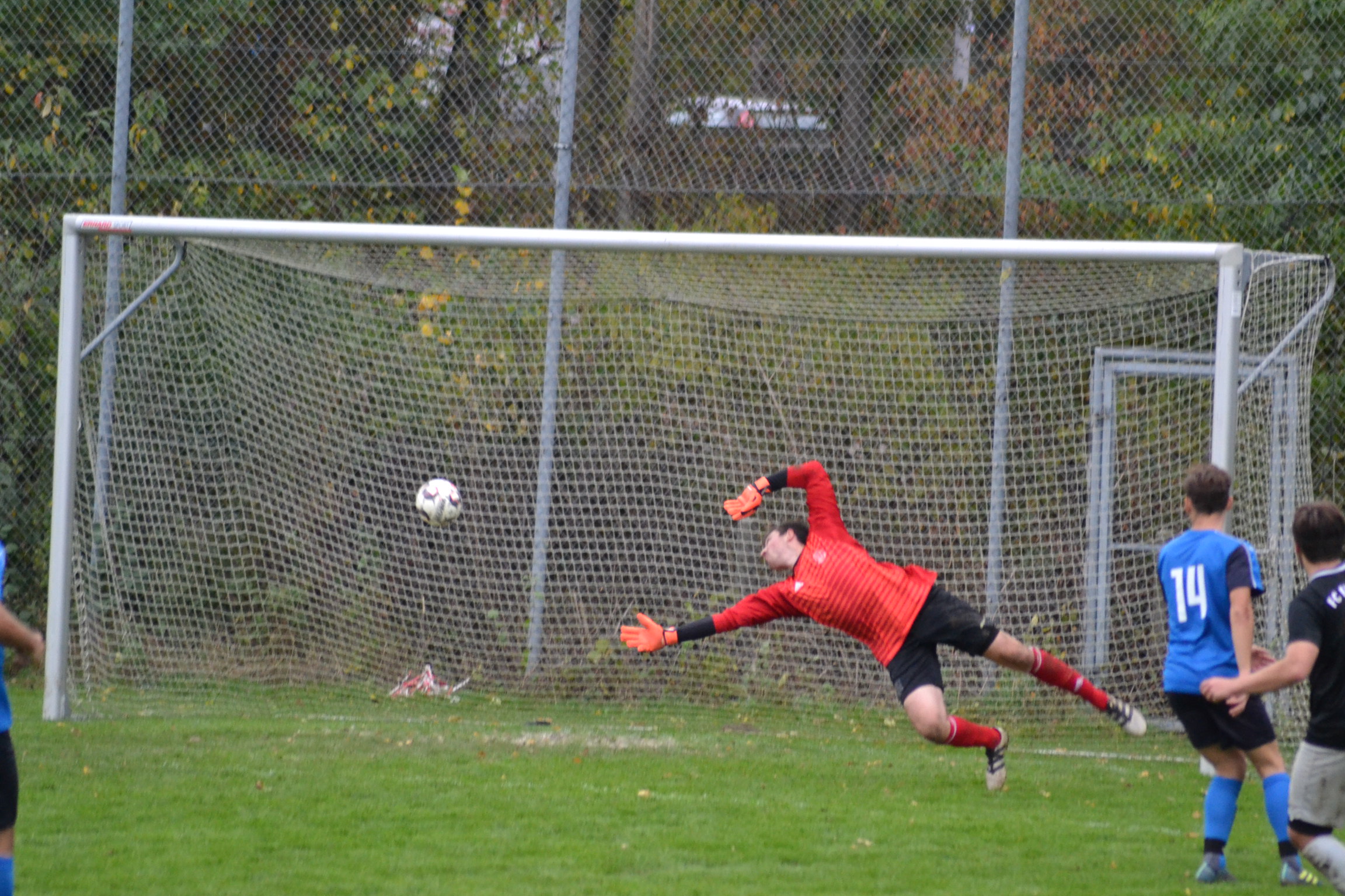 68. Minute: Marcel Solfrank schließt wuchtig zum 4 : 0 ab