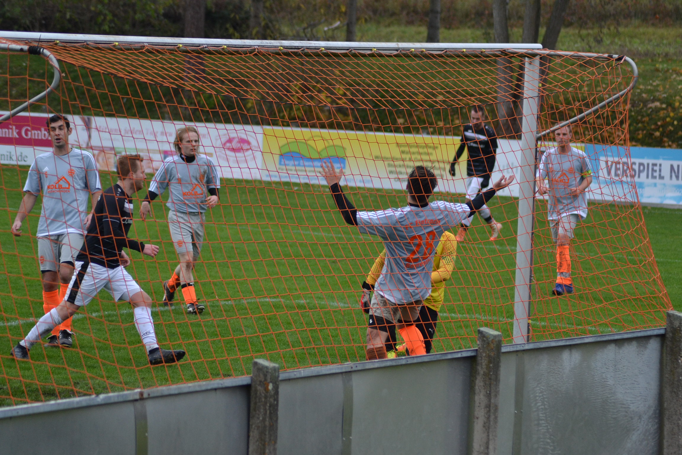 In der 72. Minute musste er zum Endstand hinter sich greifen