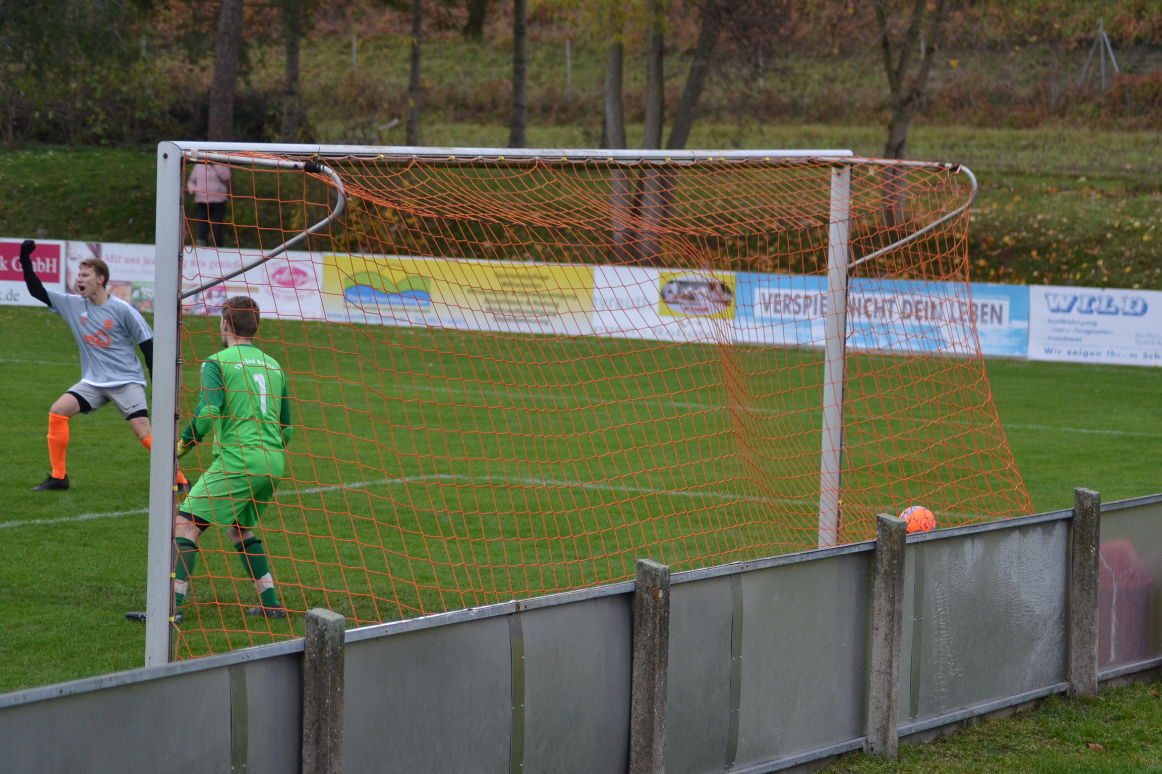 Kurz vor der Pause verkürzt Robin Dressel per Freistoß zum 1 : 2