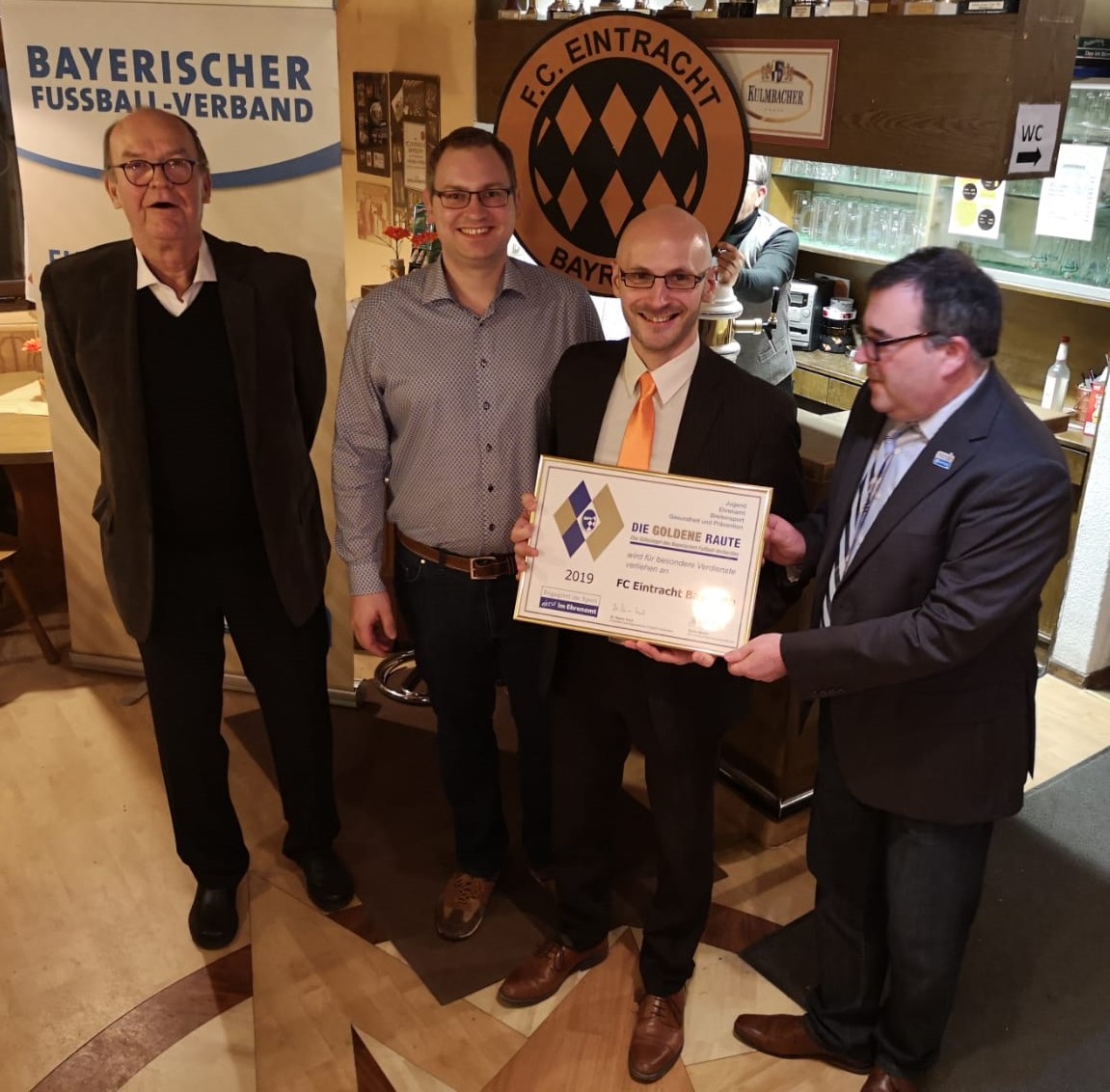Ehrengäste und Vereinsvertreter bei der Verleihung der Goldenen Raute