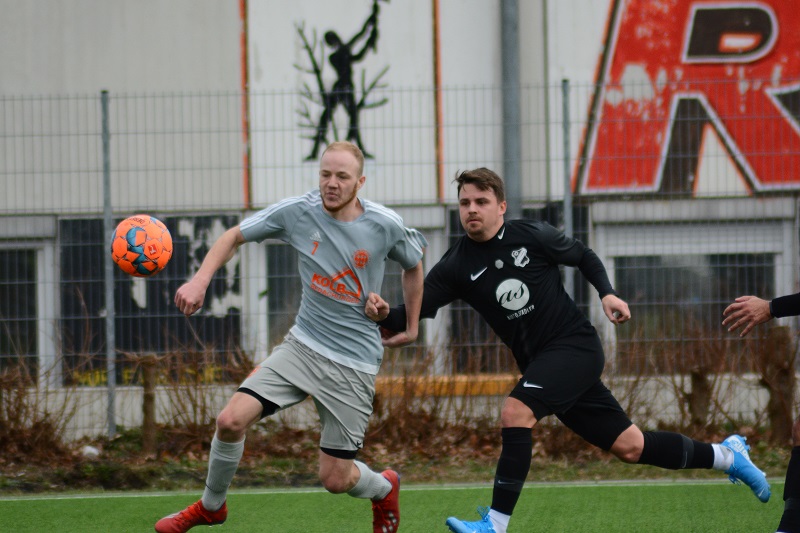 Das ganze "Fußballherz" in diesem Zweikampf