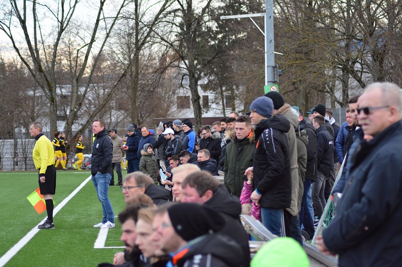 In der 88. Minute bangten alle – die 120 Zuschauer und beide Trainer