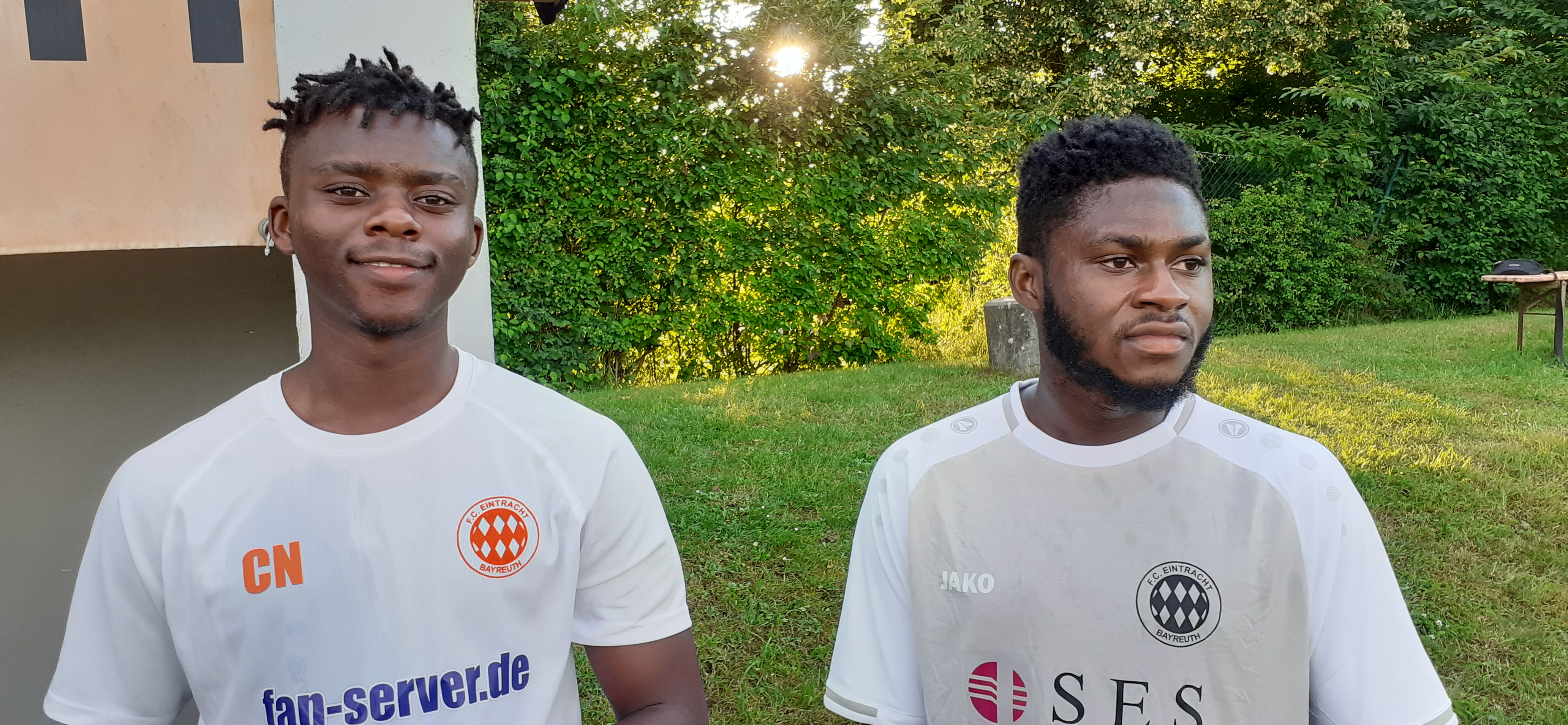 Zwei Studenten aus Kamerun und Ghana fiebern mit