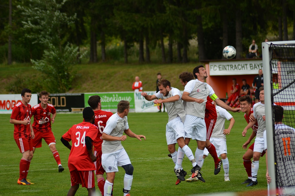Szene aus dem Kreisliga-Derby des FC Eintracht Bayreuth gegen den BSC Saas