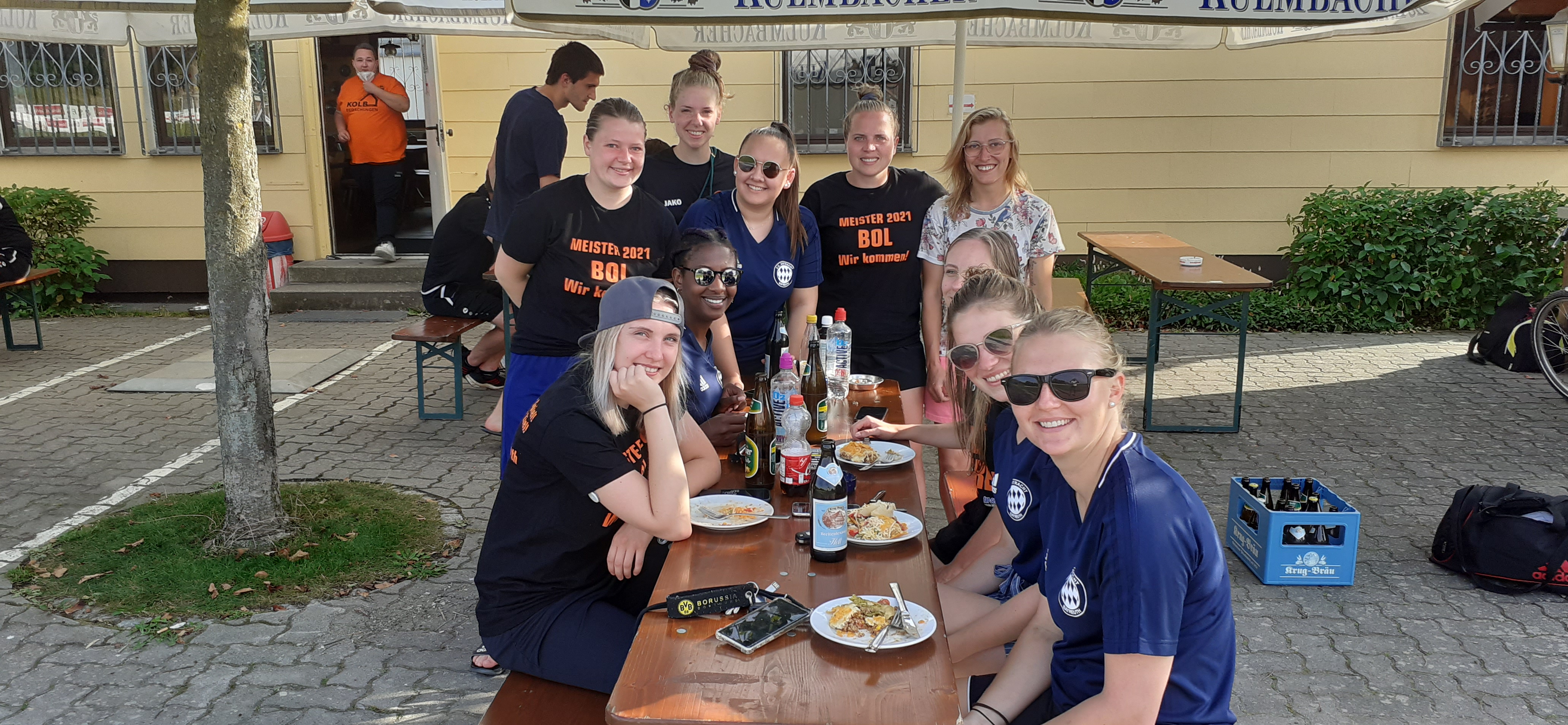 Gemeinsames Essen der Eintracht-Frauen nach dem Testspiel