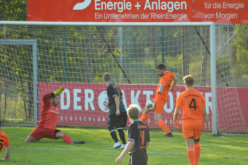 Eintracht-Angriff gegen AtS-Torhüter Pfister beim 5:0 in Kulmbach