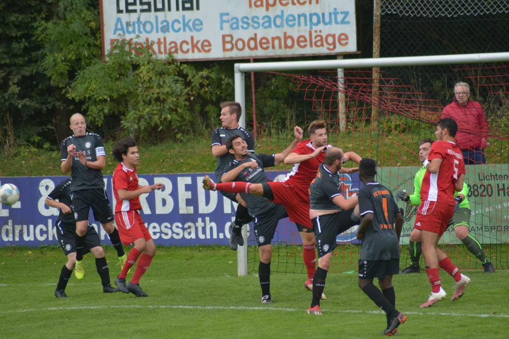 Dramatische Szene aus dem Kreisligaspiel des FC Eintracht Bayreuth beim FSV Bayreuth
