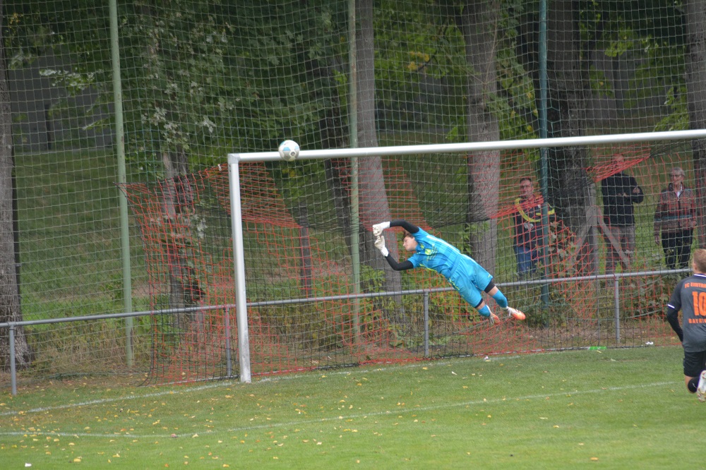 FSV-Torhüter Anton Leander verhindert die Führung