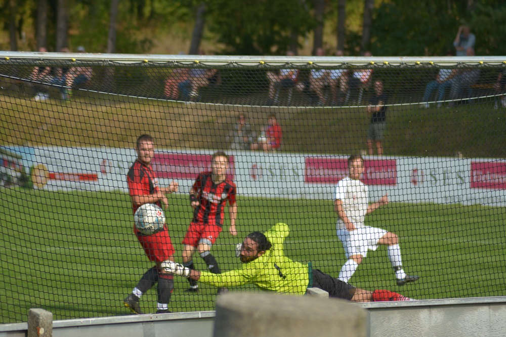 Dimitri Kossmann macht den Ausgleich zum 2:2