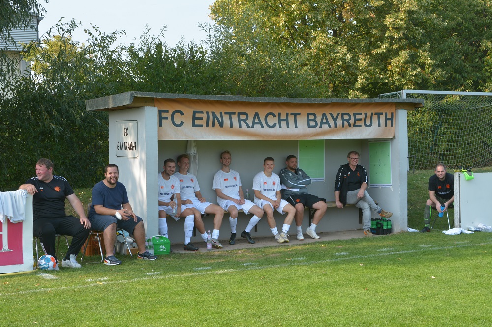 Entspannte Stimmung auf der Eintracht-Bank