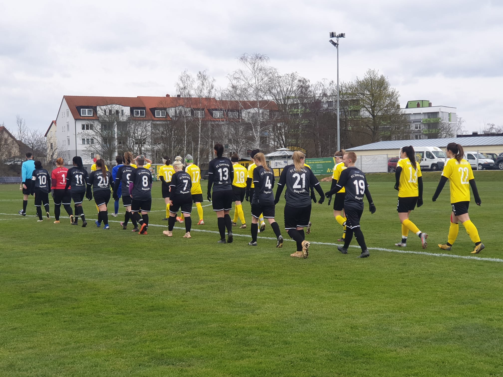 Die Mannschaften laufen zum Derby bei der SpVgg Bayreuth ein
