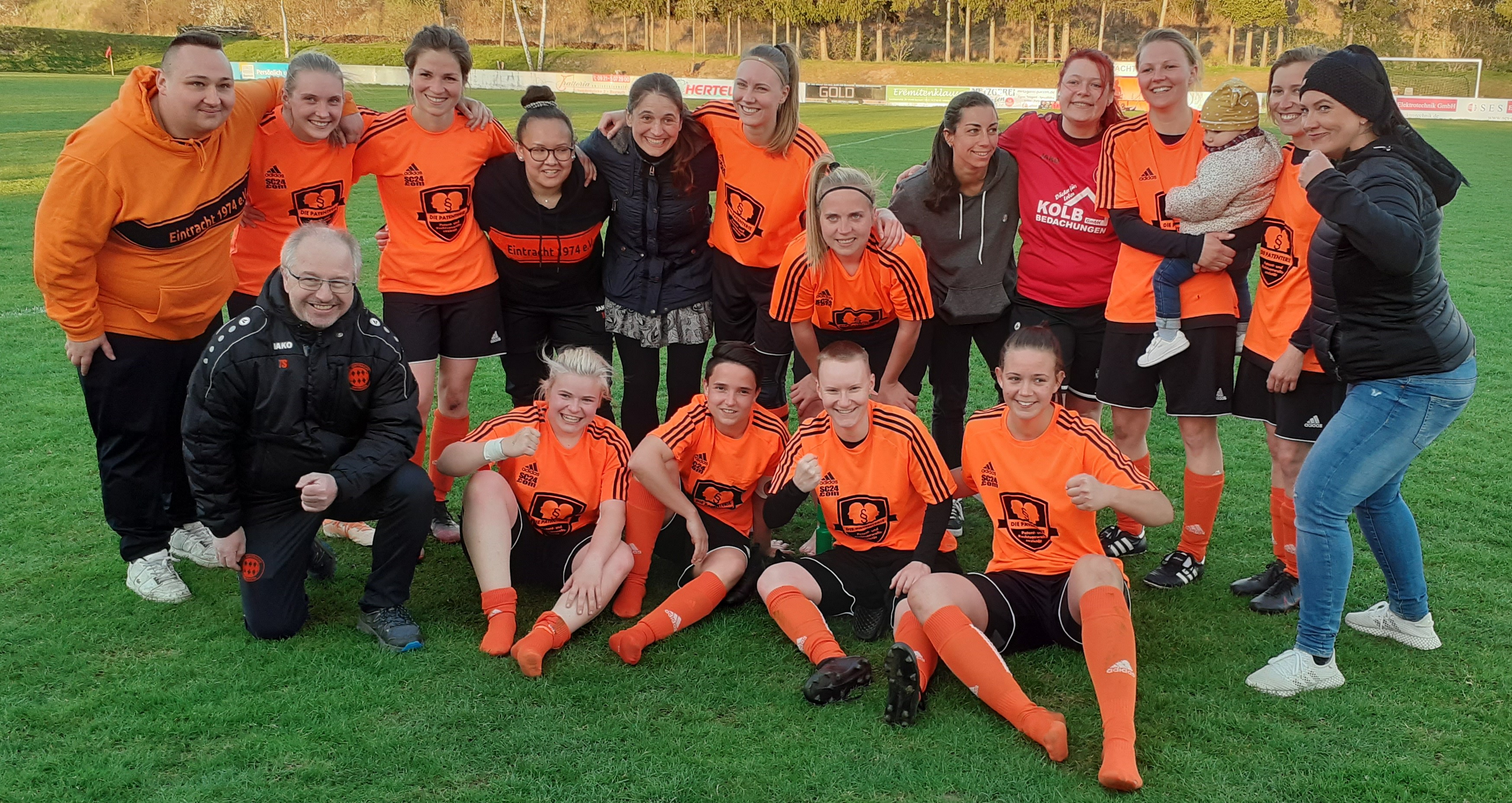 Die Frauenmannschaft nach dem Einzug ins Pokalfinale