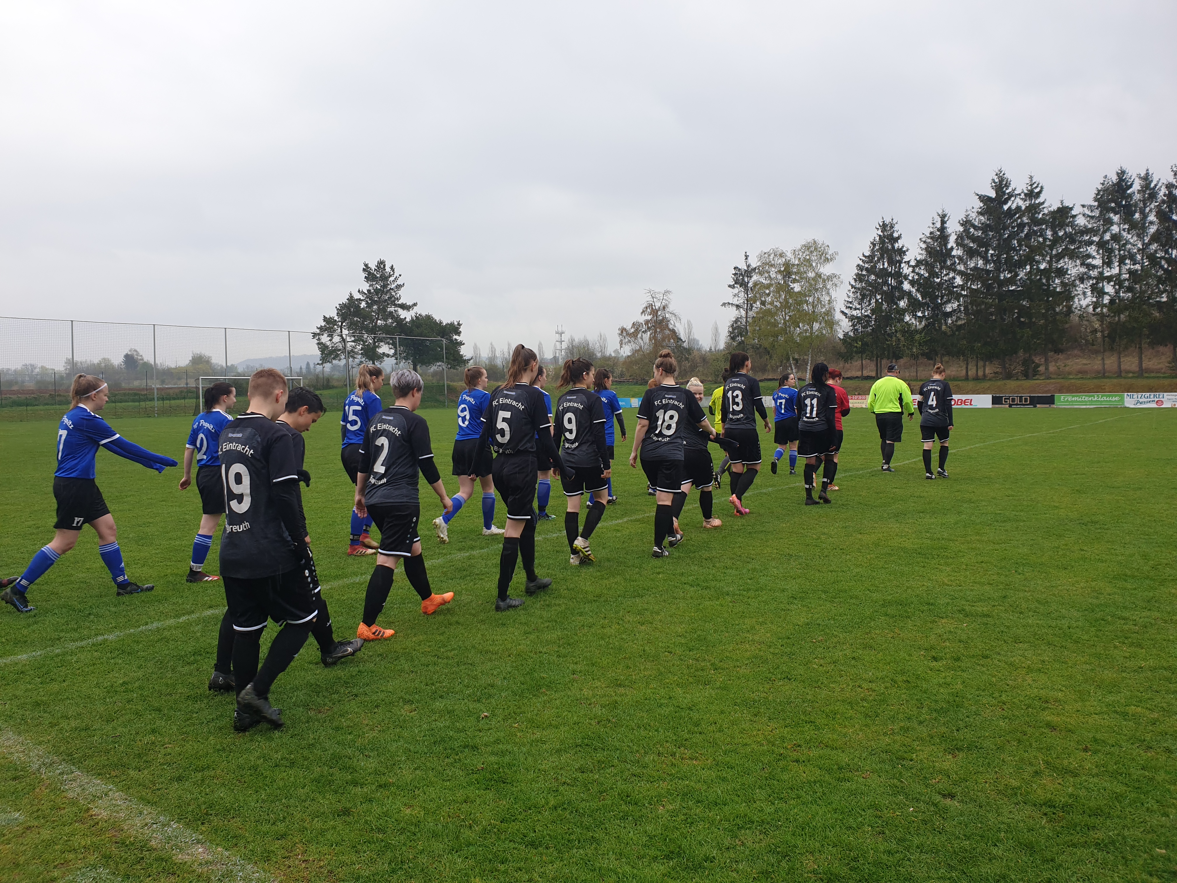 Carina mit der Nummer 4 führt die Eintracht-Frauen gegen den FC Pegnitz an