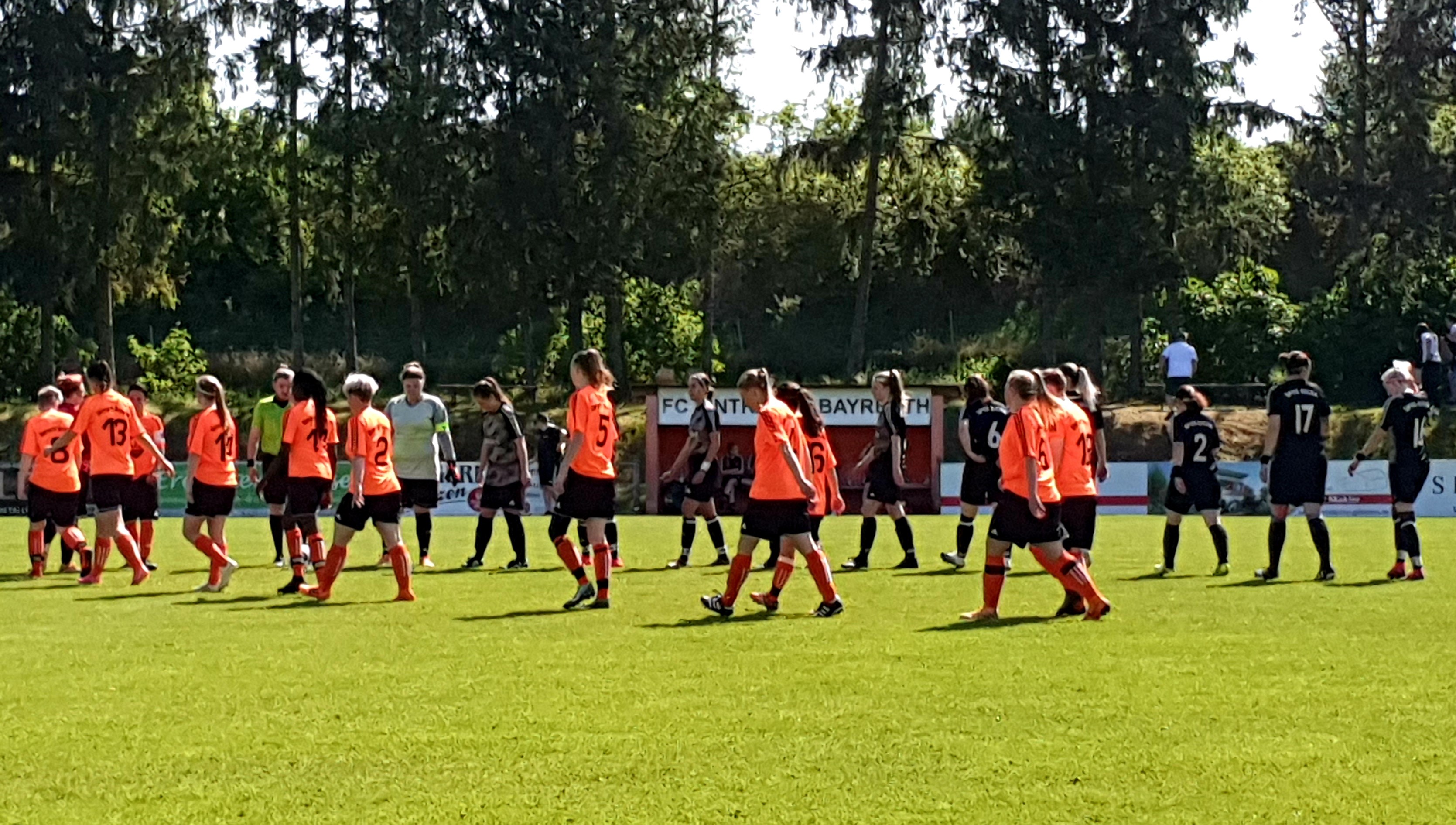 FC Eintracht Bayreuth Frauen beim Einlaufen gegen die SpVgg Eicha