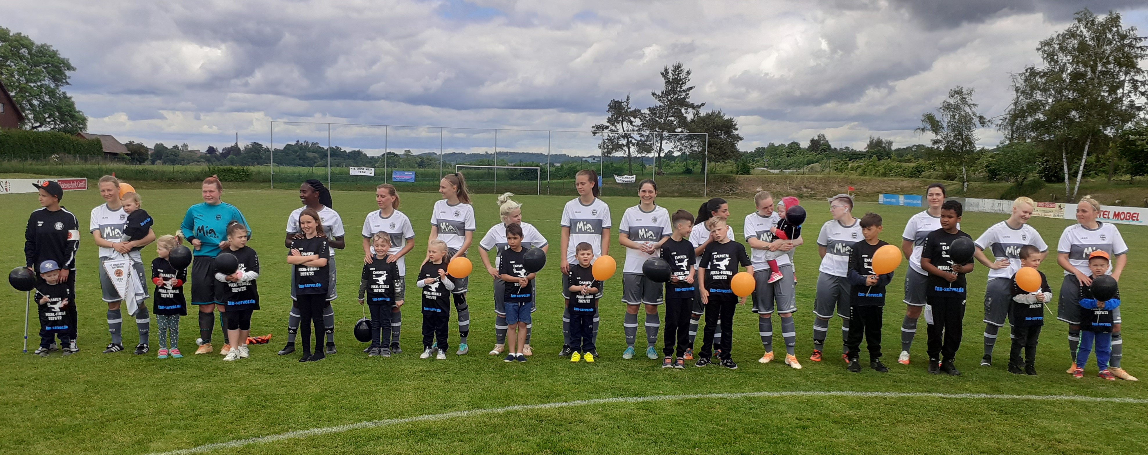Das Team mit Kind und Kegel genießt die Atmosphäre