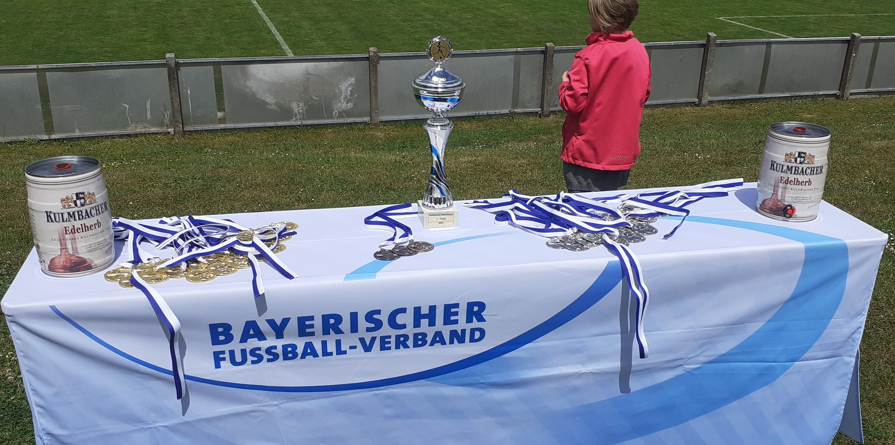 Der gedeckte Tisch mit Pokal beim oberfränkischen Frauen-Pokalfinale auf der Oberen Röth