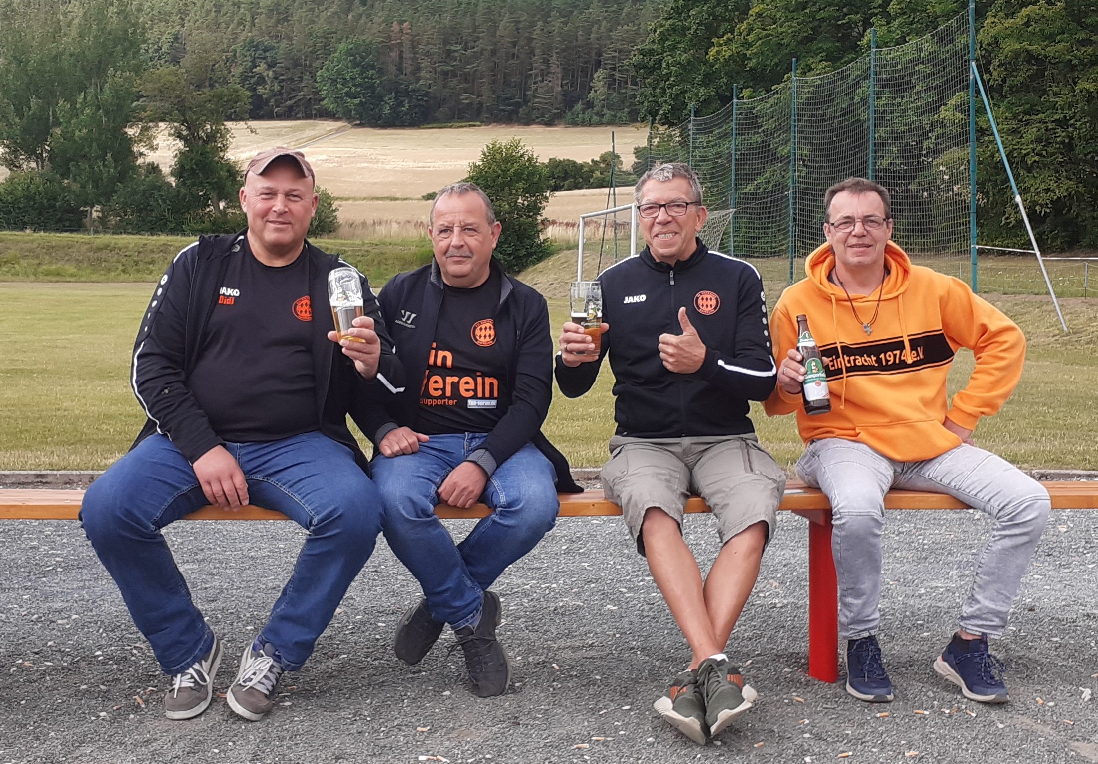 Der „harte Kern“ des FC Eintracht Bayreuth beim Test in Weißenbrunn