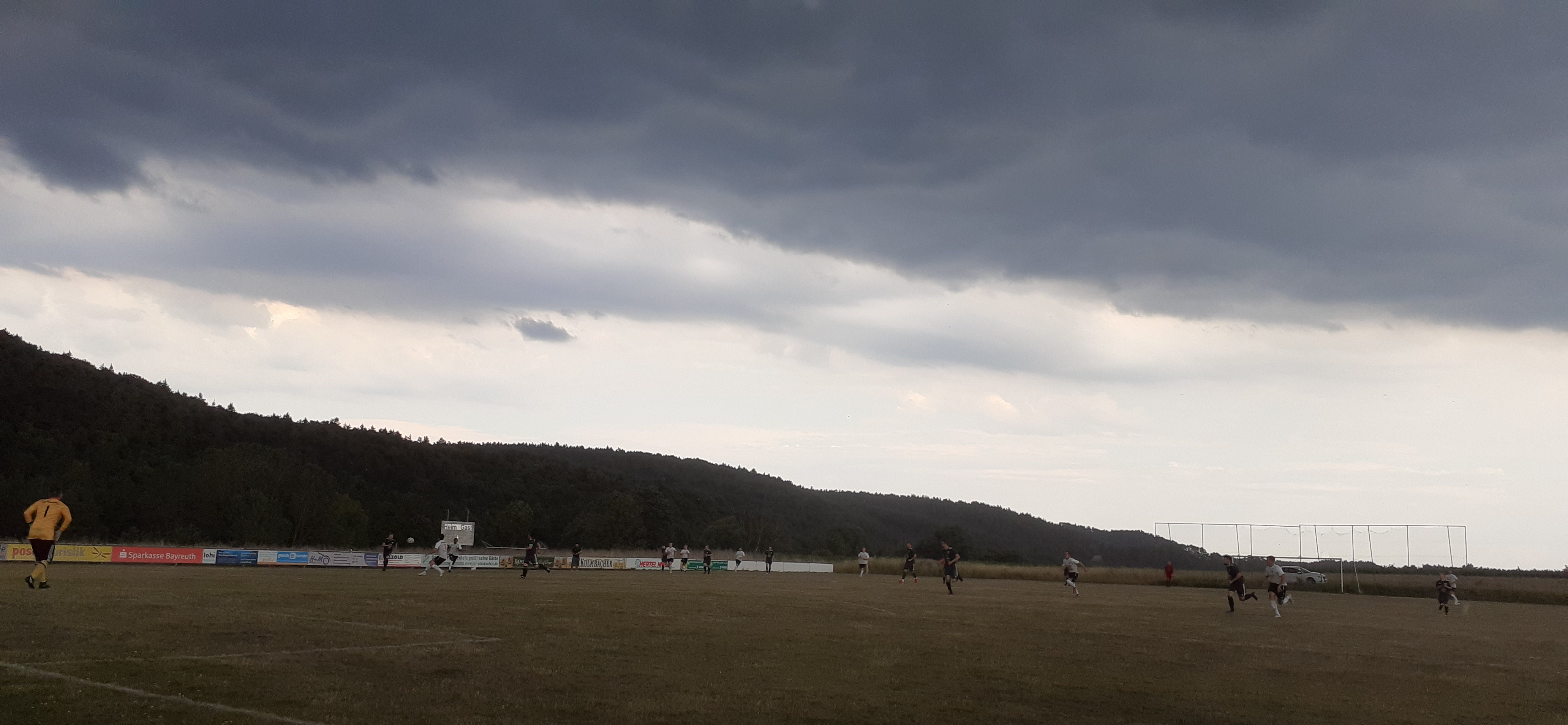 Es verdunkelt sich und der Regen prasselt nieder