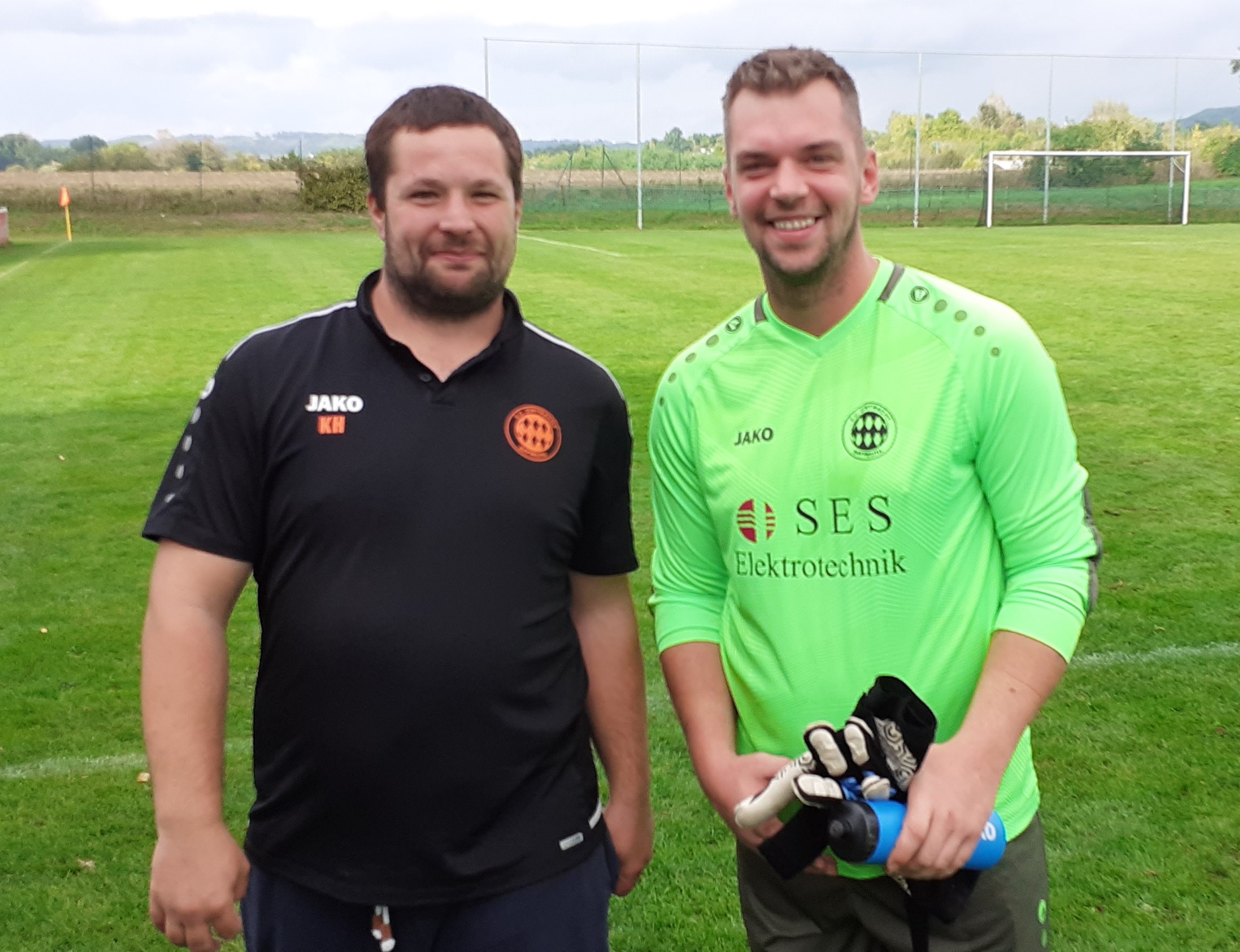 Nach dem Spiel eine Halbe mit Abstand zum Sportfeld