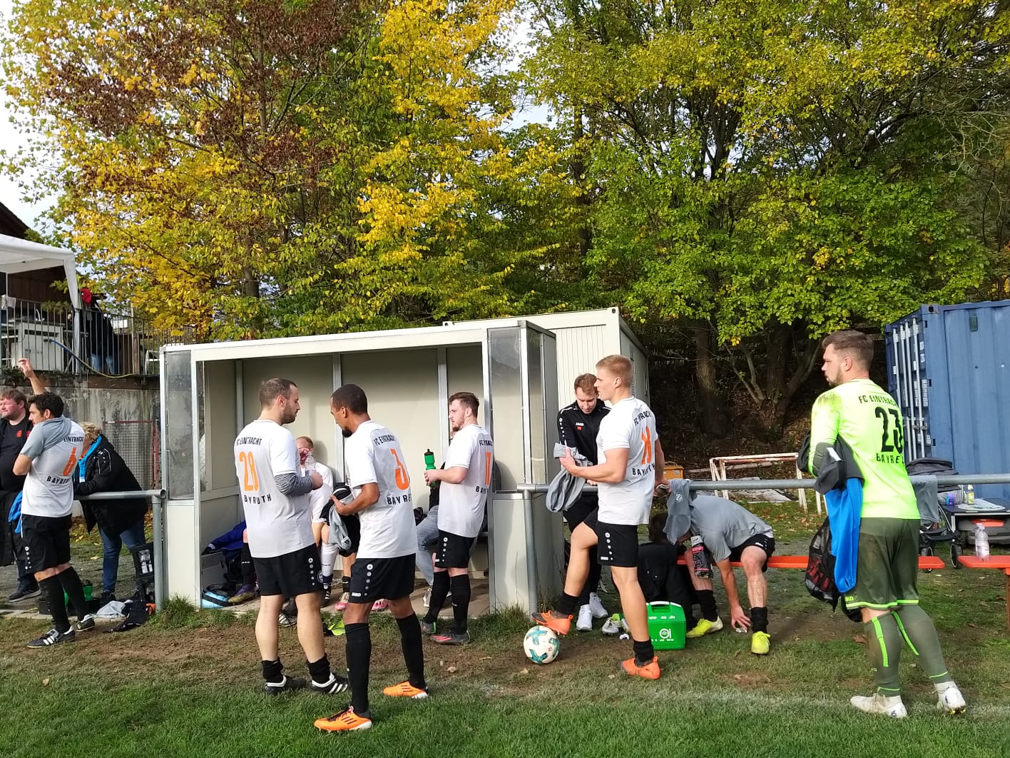 Freude bei der Eintracht-Bank nach dem Spiel