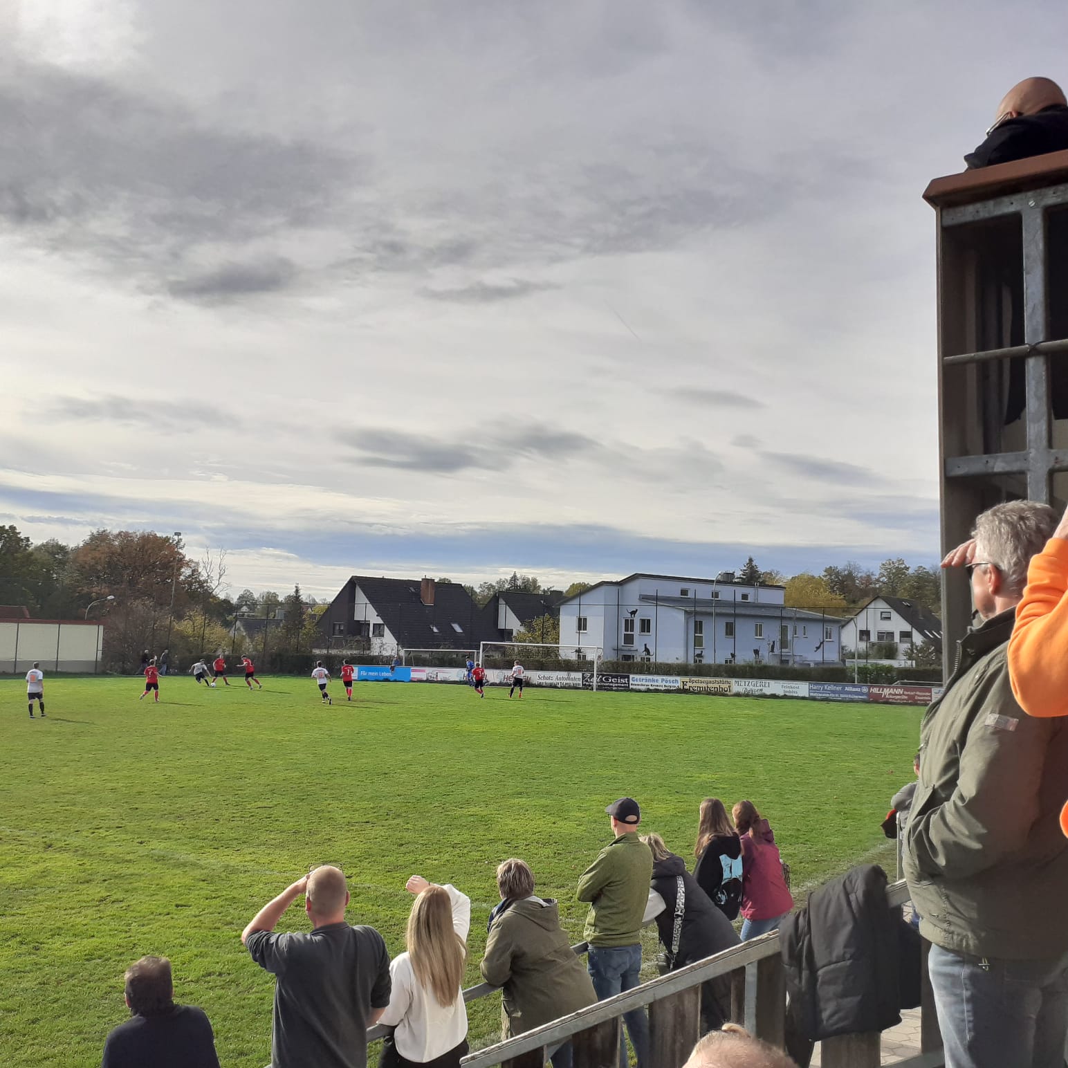 Die Fans genießen den Ausflug bei gutem Wetter