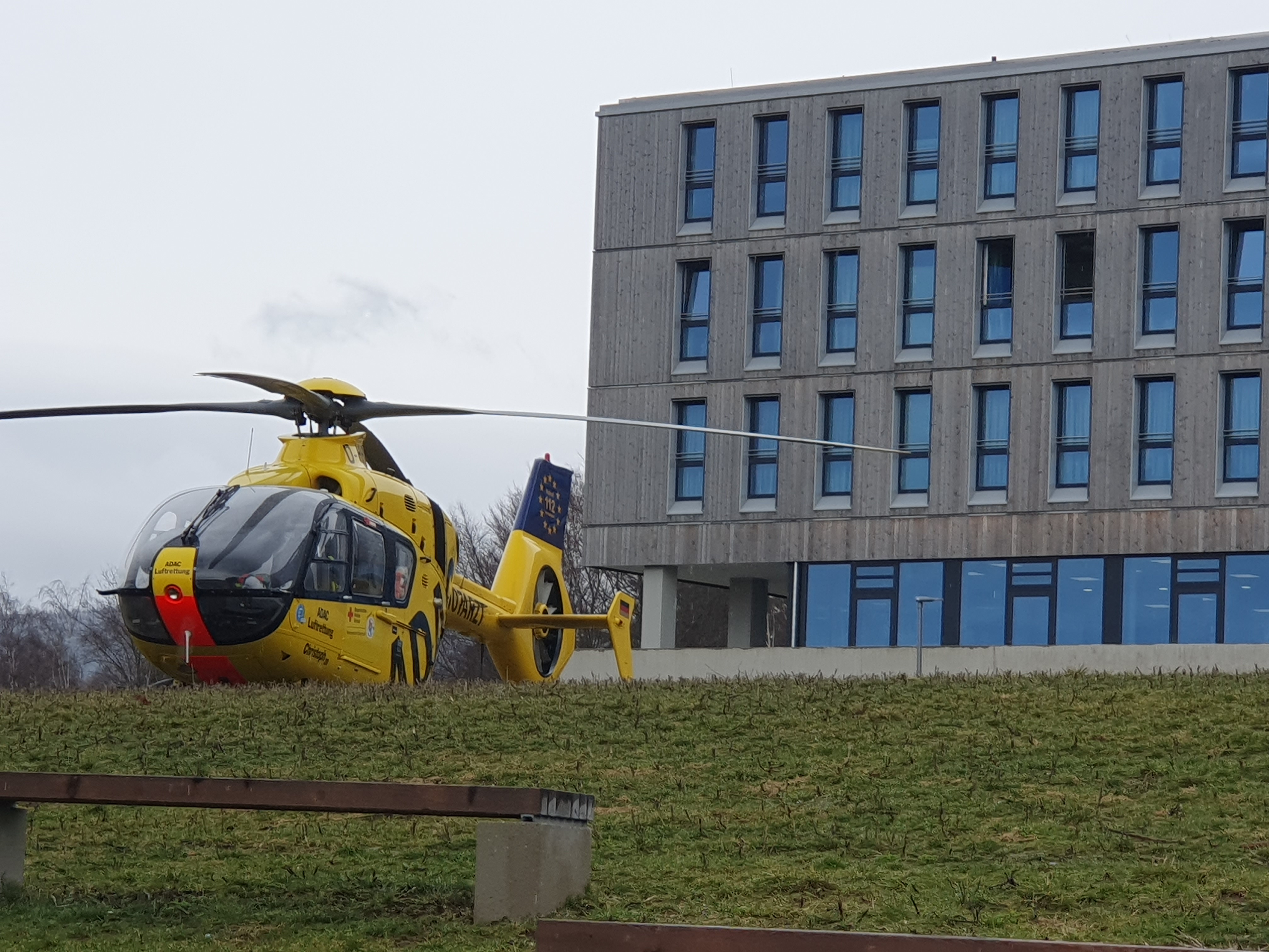 Der Rettungshubschrauber landet nach einer Verletzung