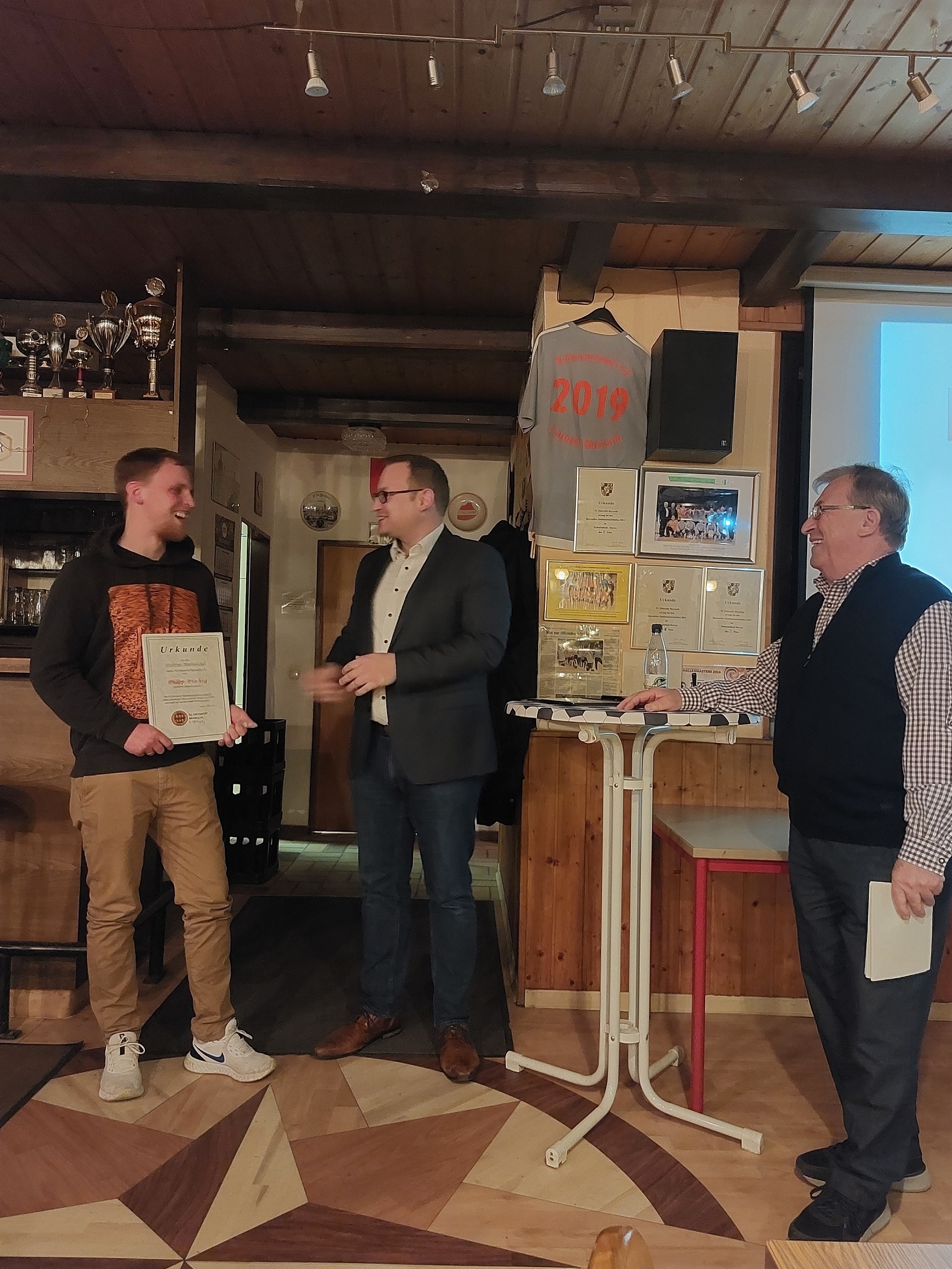 Philipp Fiebig mit Urkunde und Ehrennadel in Bronze