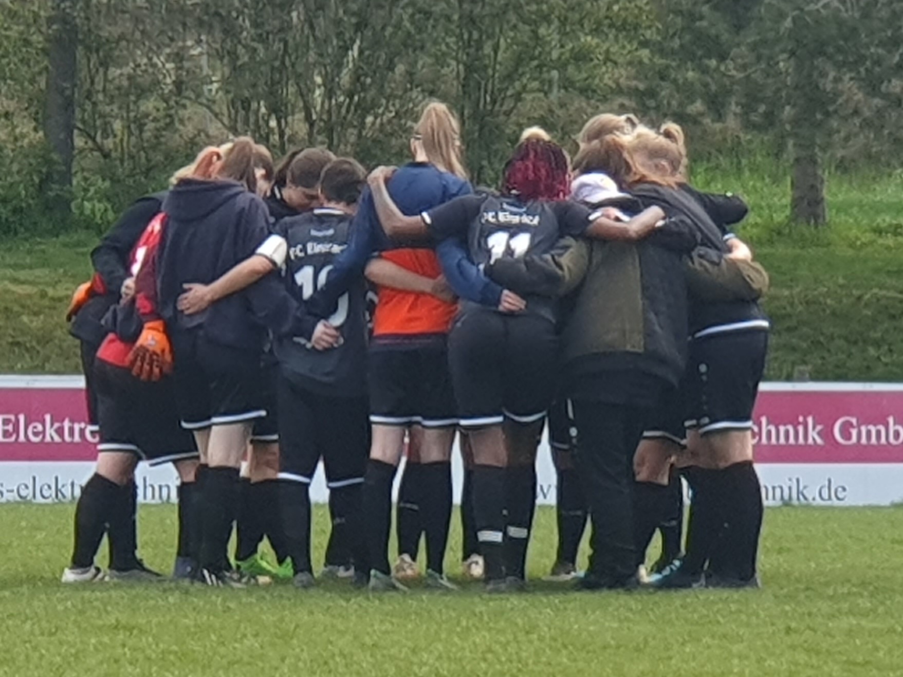 FC Eintracht Bayreuth Frauen schwören sich vor dem 1:0 gegen die SpVgg Stegaurach ein